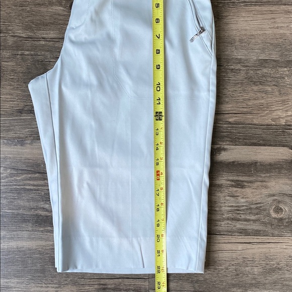 IZOD XFG Women’s Grey Golf Cargo Short Size 6 - Picture 9 of 11